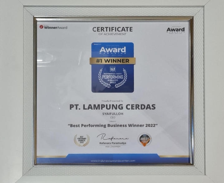 Lampung cerdas mendapatkan penghargaan dari Indonesia awward megazine